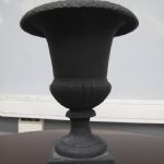 656 1670 GARDEN URN